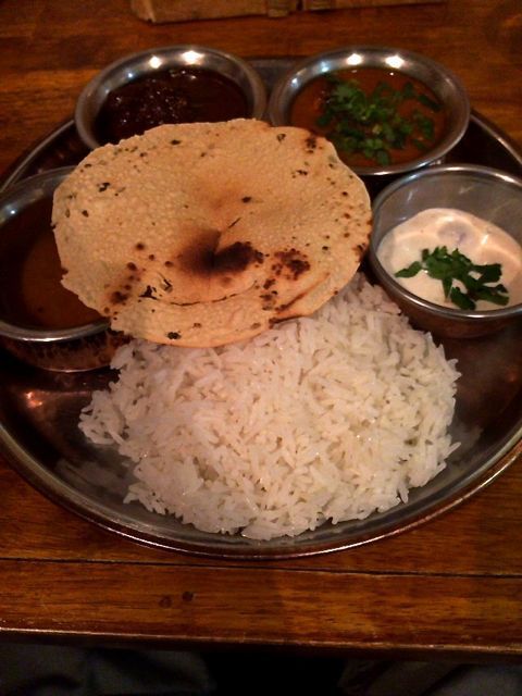 三軒茶屋のインドカレー屋 シバカリーワラでカレー2種プレート たべりすとのパンなどを食べたリスト